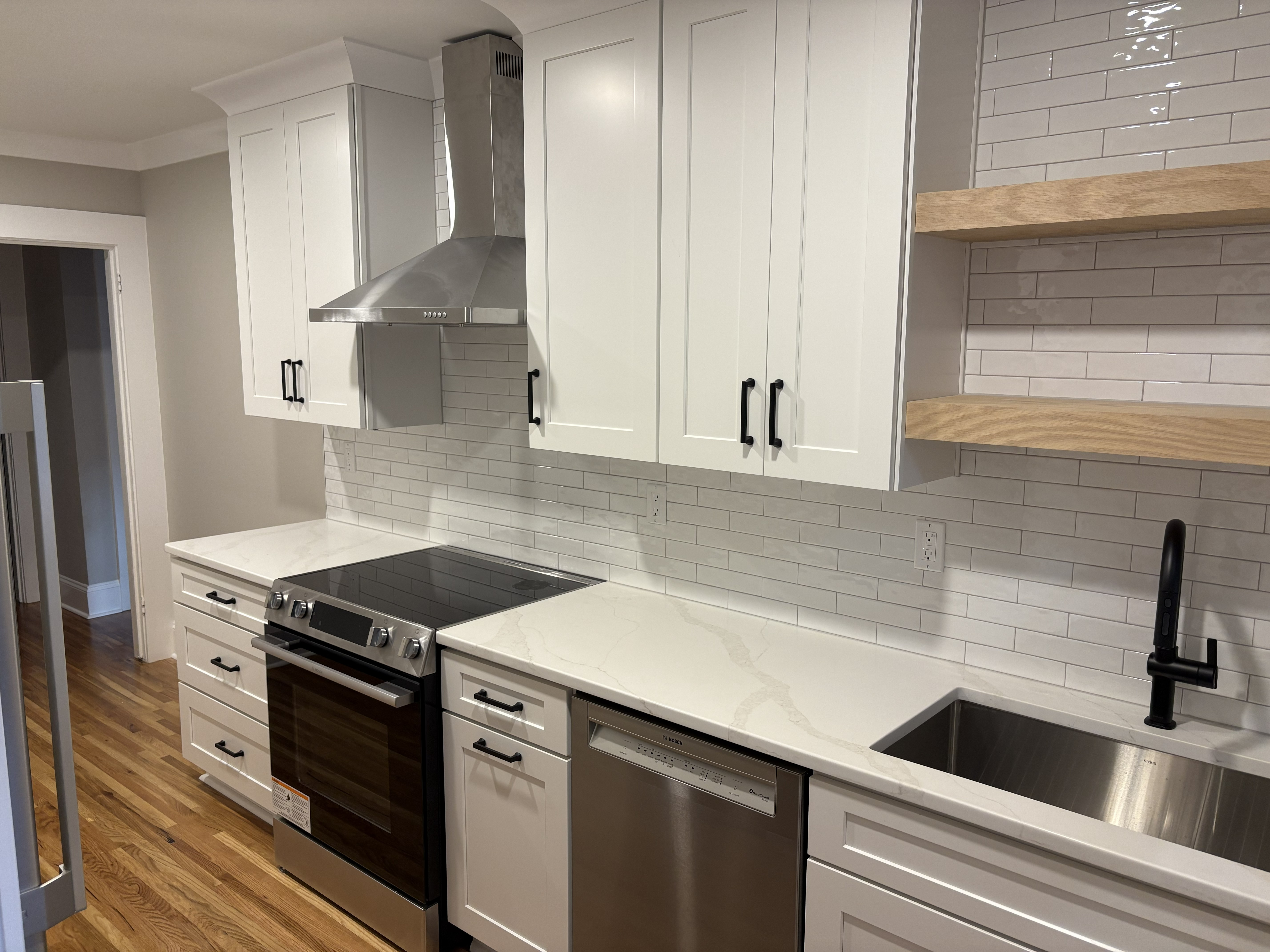 Renovated kitchen with white Shaker cabinetry and Calacatta quartz – apartment for rent Dilworth Charlotte NC